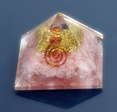 Pirámide orgonite cuarzo rosa 4X4